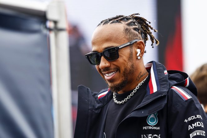 Hamilton extends Mercedes F1 contract until 2025