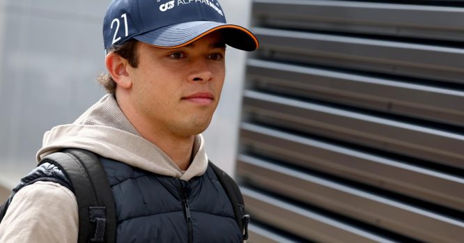 De Vries secures comeback drive after F1 stint