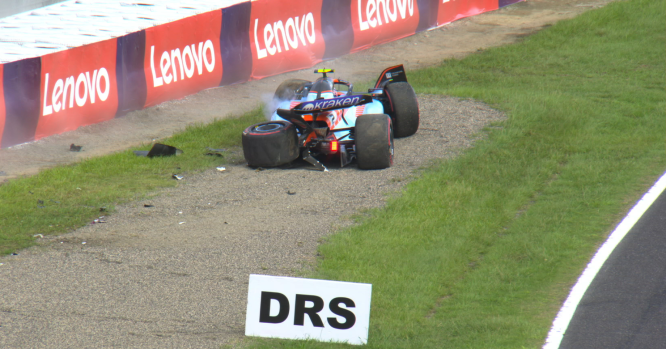 Sargeant crashes heavily to trigger early red flag