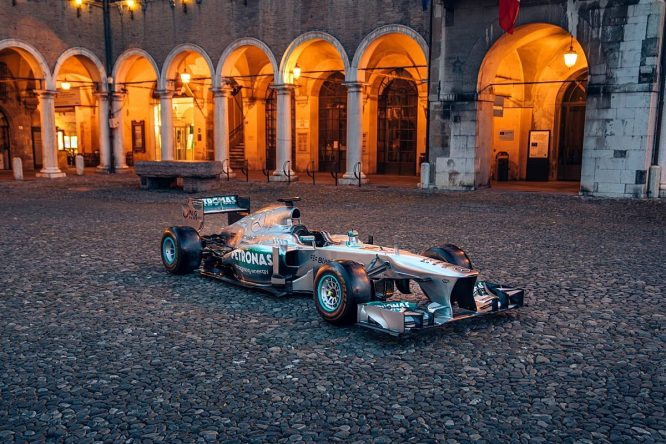 Hamilton&#8217;s first F1 race-winning Mercedes to go on auction at Las Vegas GP