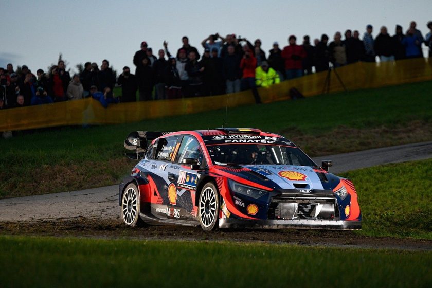 Neuville Dominates Central Europe in the WRC, Evans Falters Due to Costly Overshoot