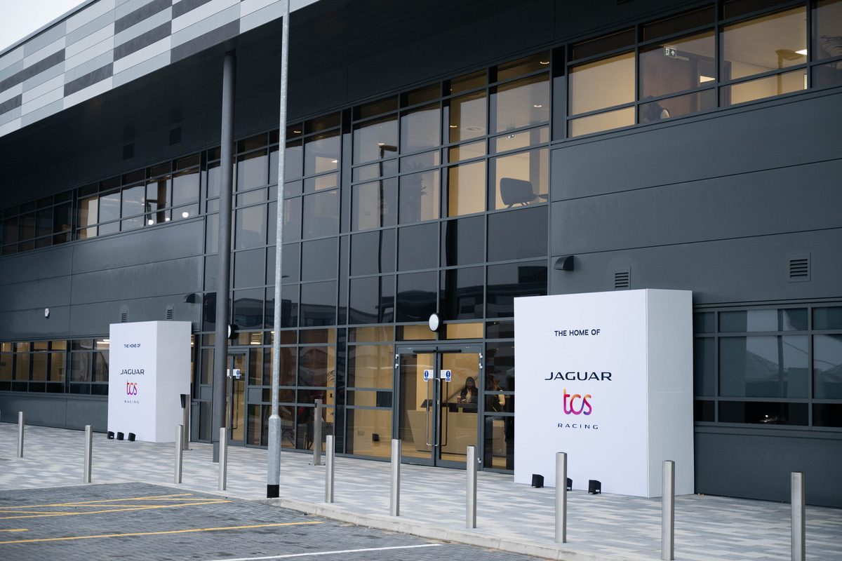 Jaguar Accelerates Achievement: Unveiling a Remarkable Accomplishment with their New Technical Headquarters in Kidlington