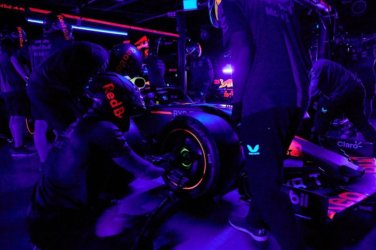 Thriving in the Shadows: Red Bull&#8217;s Nighttime Triumph with Pioneering Formula 1 Pitstop