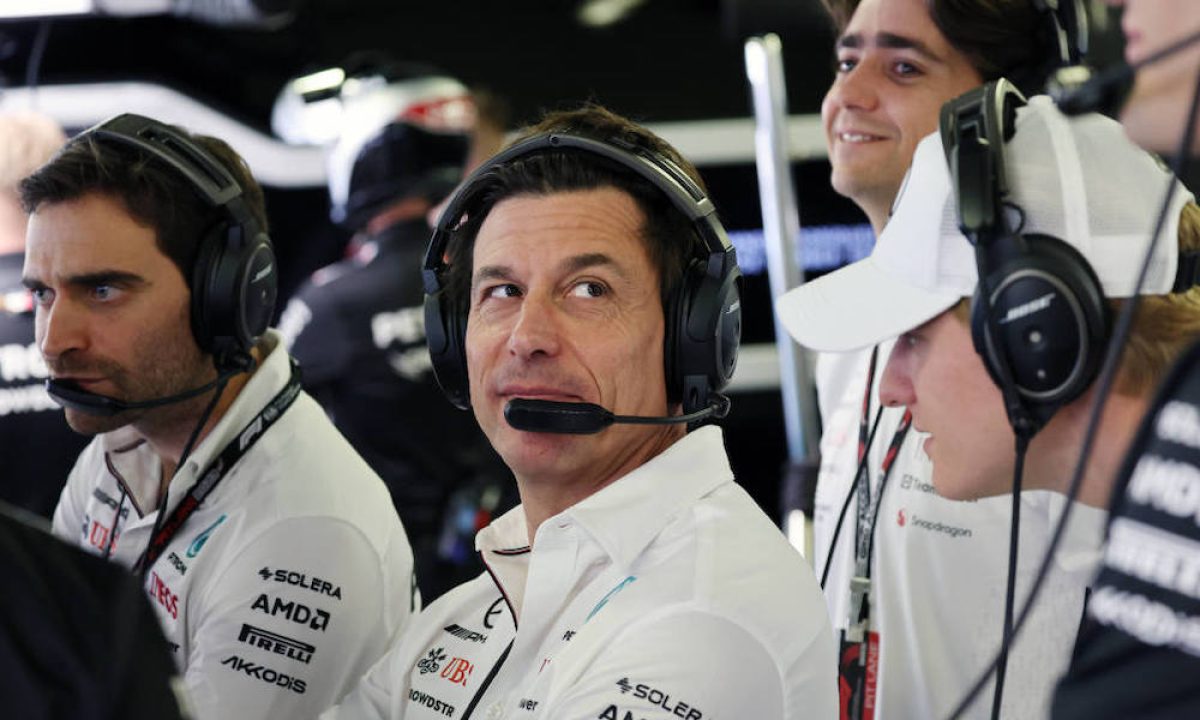 Wolff signs Mercedes contract extension to 2026