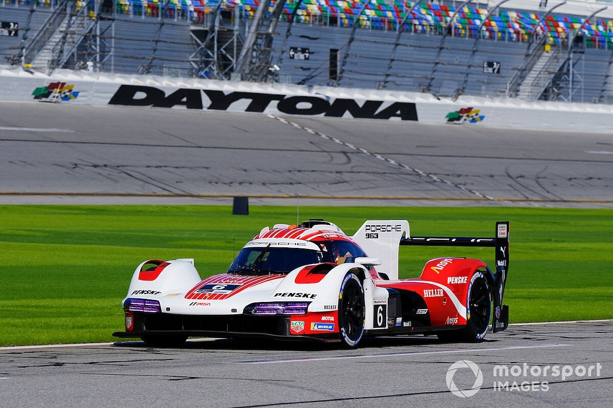 Daytona 24h Roar: Porsche beats BMW by 0.035s in opening IMSA test session