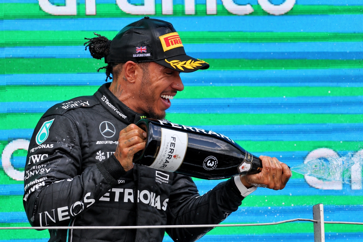 Unwavering Commitment: Mercedes Acknowledges Hamilton&#8217;s Firm Dedication to Drive F1&#8217;s Remarkable Recovery