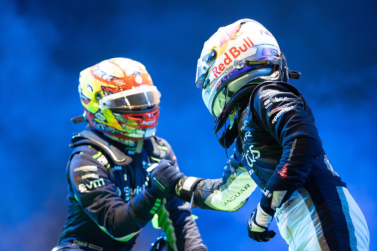 Intense Battle: Frijns and Cassidy Push Limits to the Extreme in Diriyah E-Prix