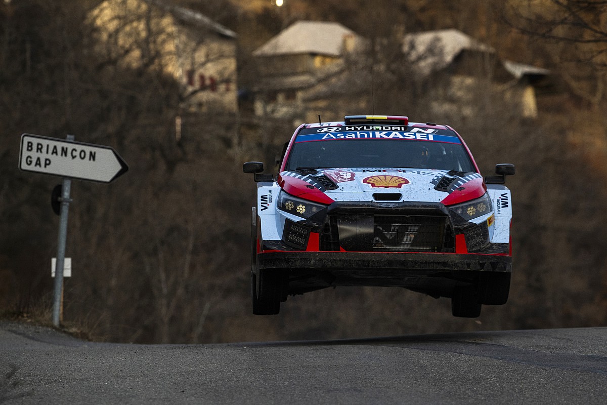 Sensational Neuville Takes Charge at WRC Monte Carlo, Surges Ahead of Evans and Ogier