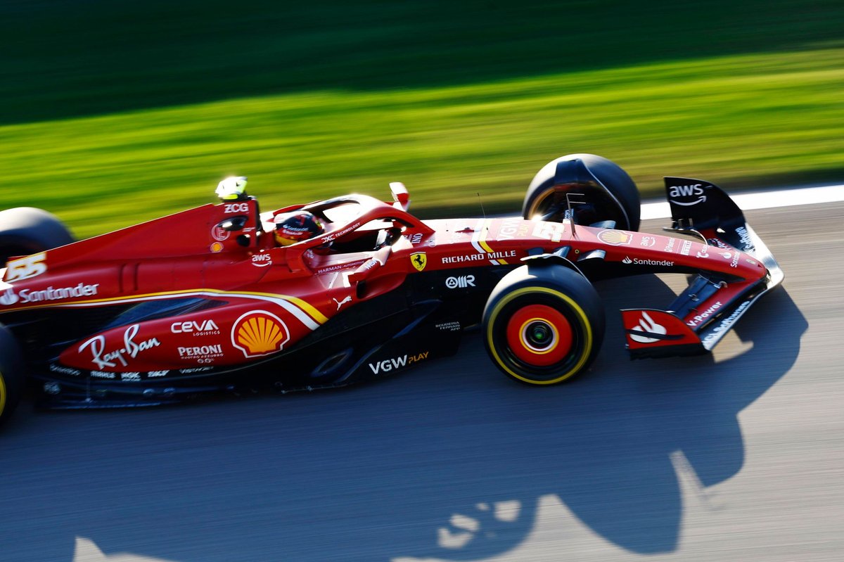 Sainz Shines: Spaniard Leads the Way in F1 Testing at Bahrain Circuit