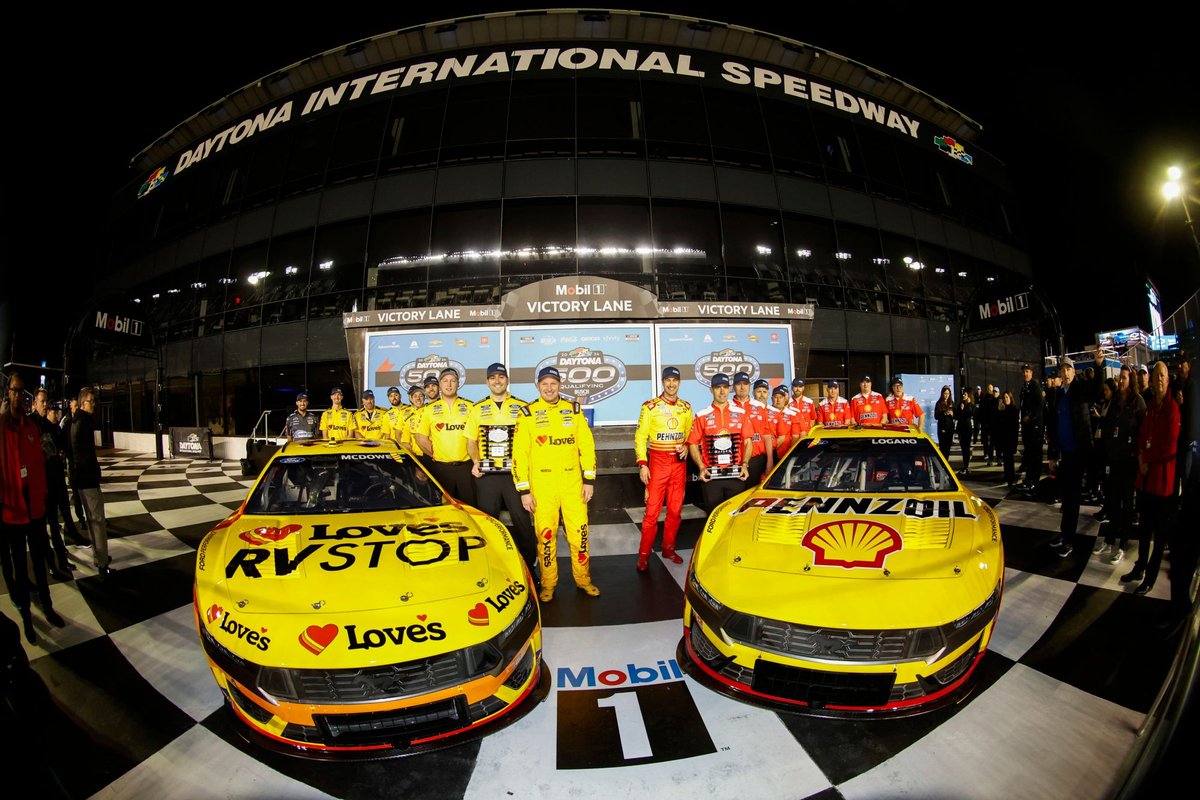 Capture the Thrilling Lineup: 2024 Daytona 500 in Stunning Images