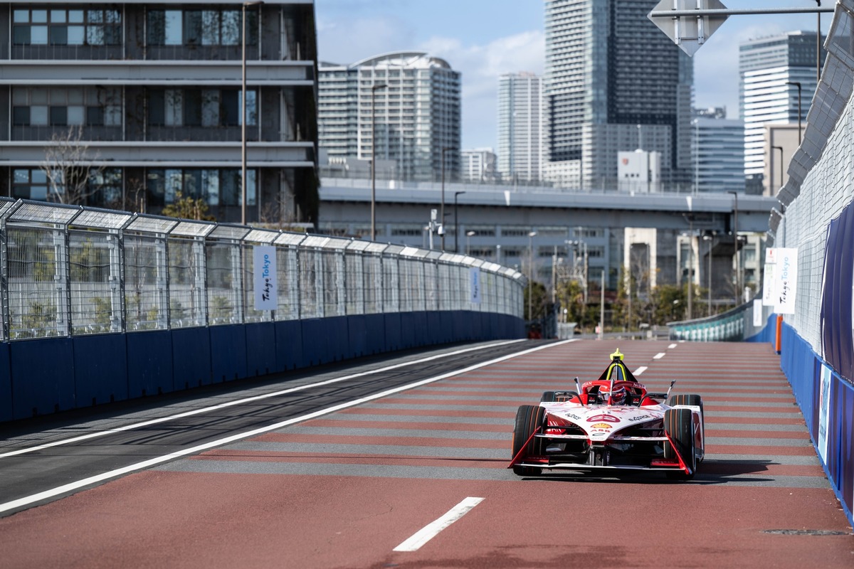 High-Speed Thrills: Rowland's Dominant Performance at Tokyo E-Prix Qualifying