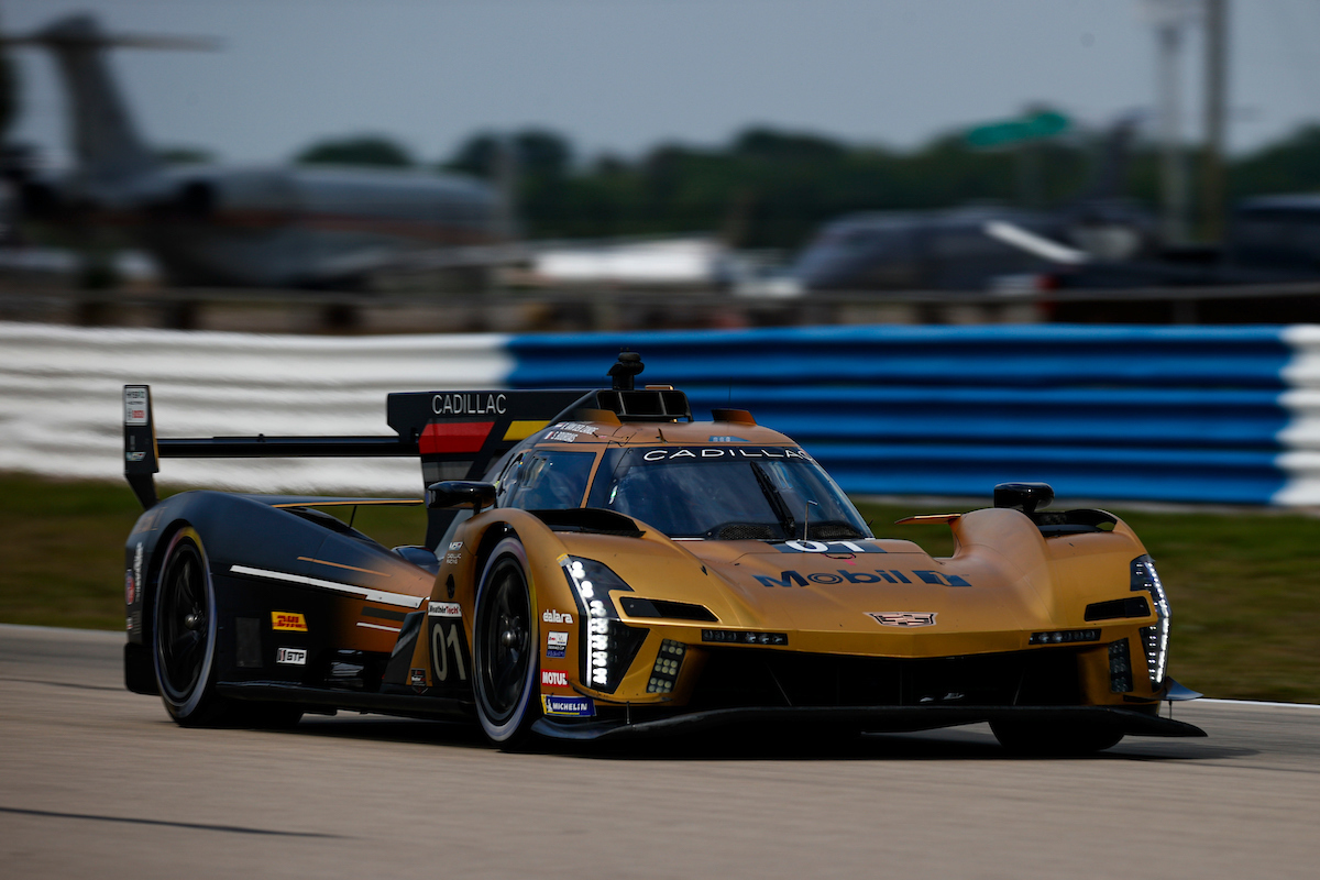 Dixon Dominates at Sebring: Leading the Pack after 2 Hours