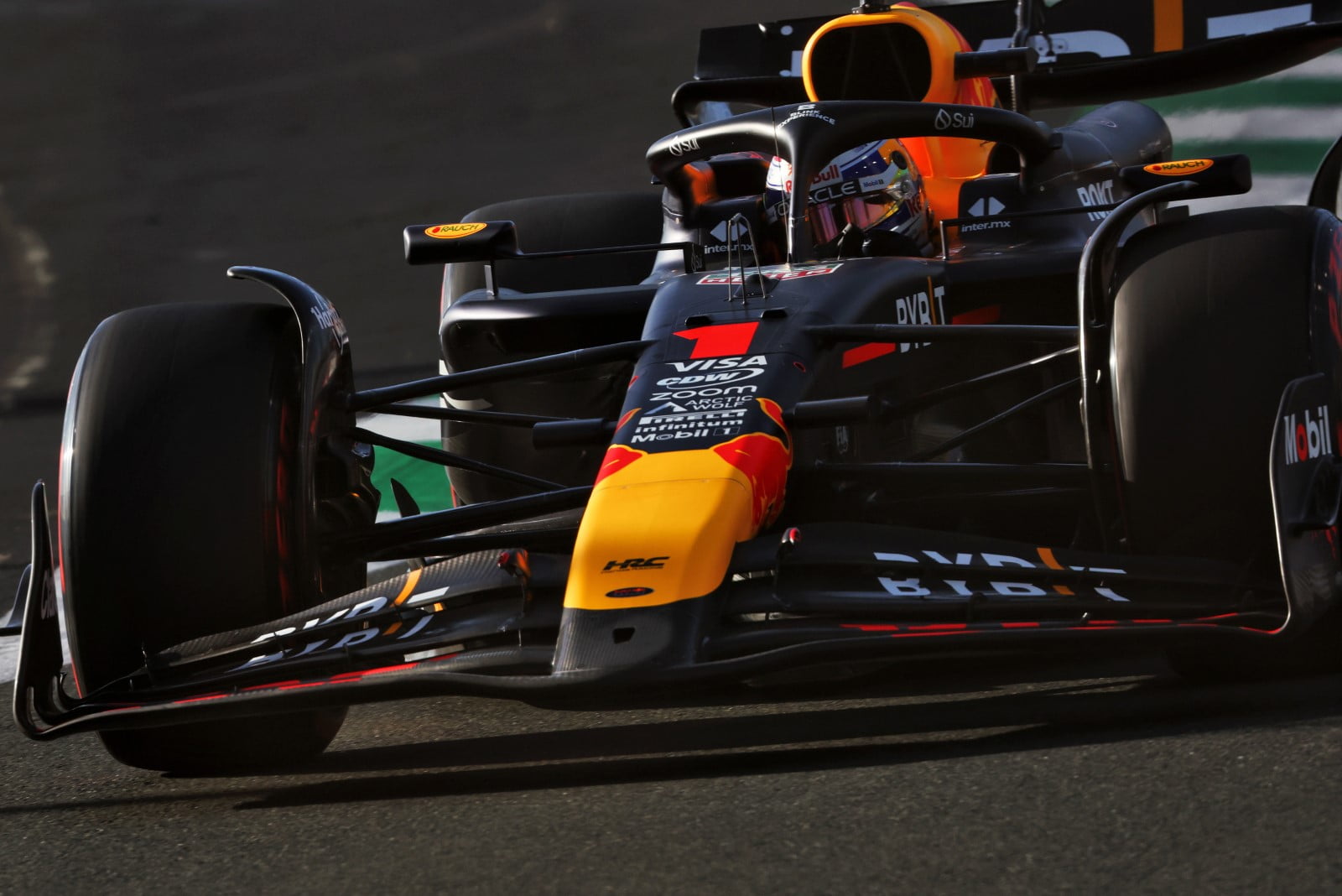 Verstappen sets the pace in scorching Saudi Arabian Grand Prix opener