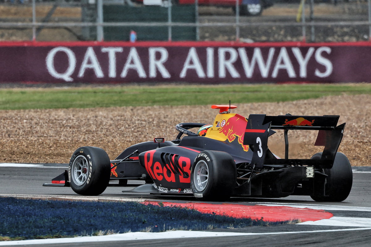 Victorious Moments: Lindblad Seizes the F3 Sprint Title at Silverstone