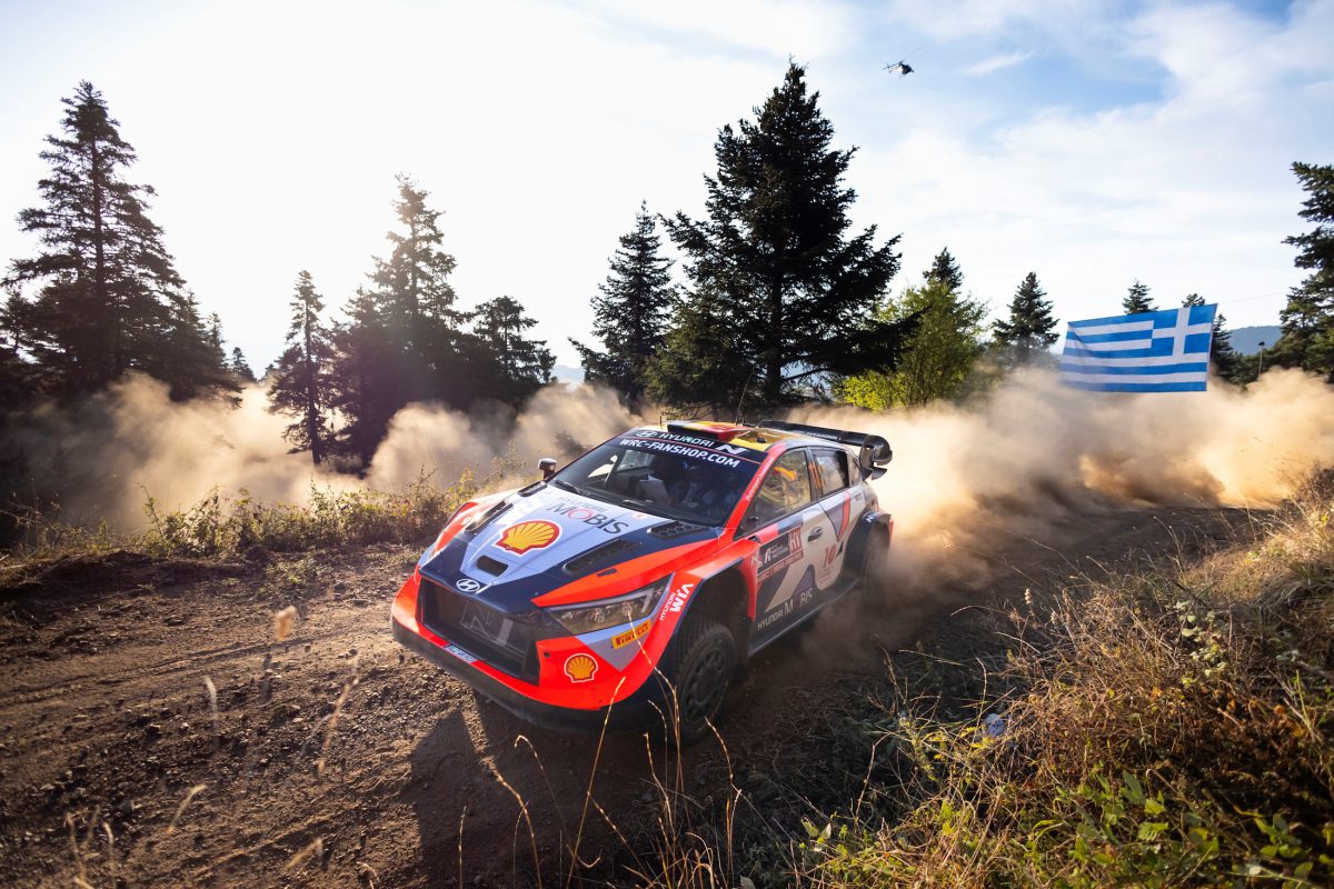 Neuville leads, Evans rolls