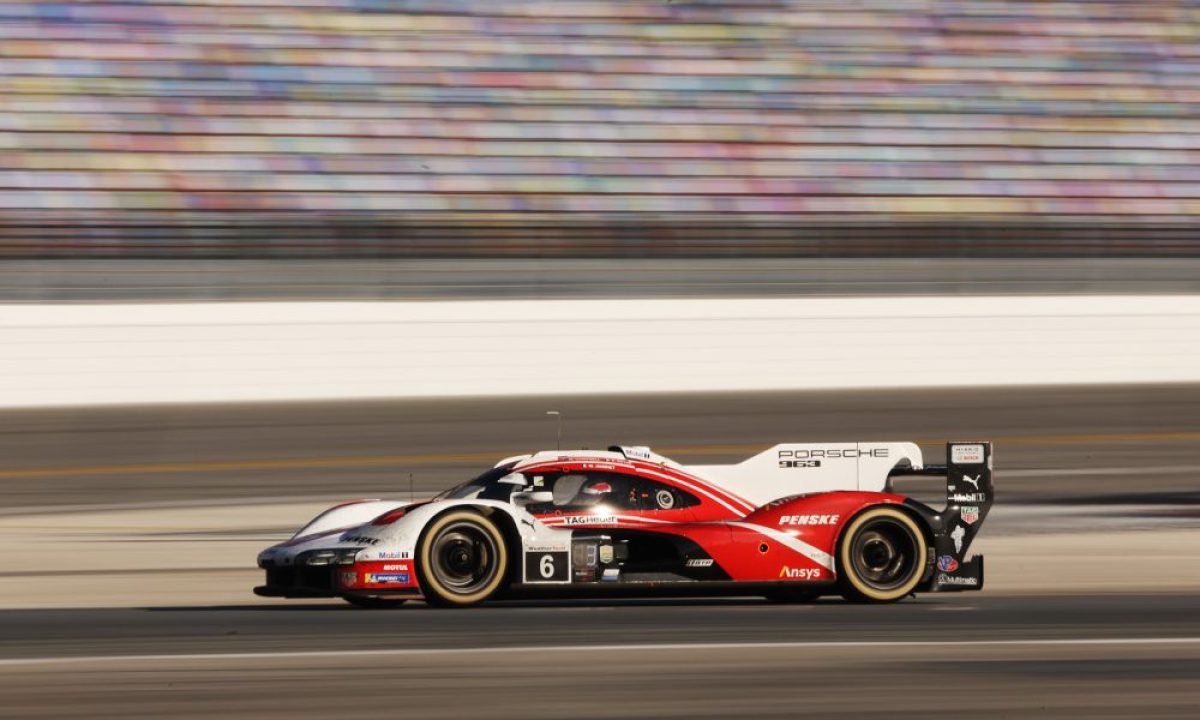 Rolex 24, Hour 21: Porsches trade lead through pit stops