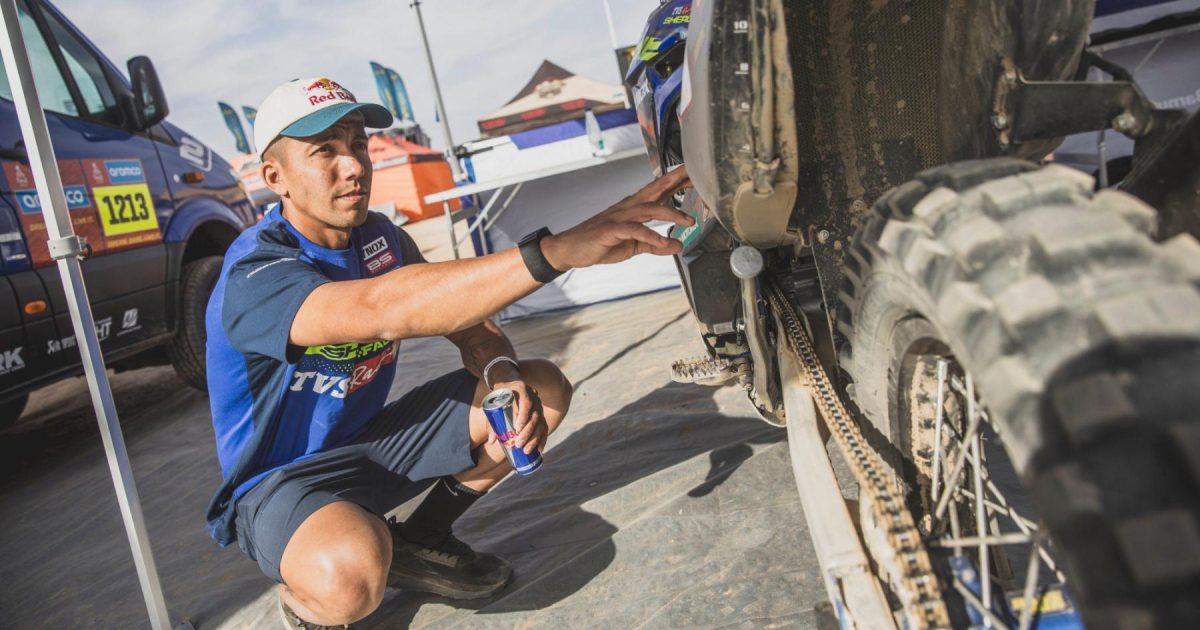 Early drama in Dakar Rally, motorcyclist under the knife