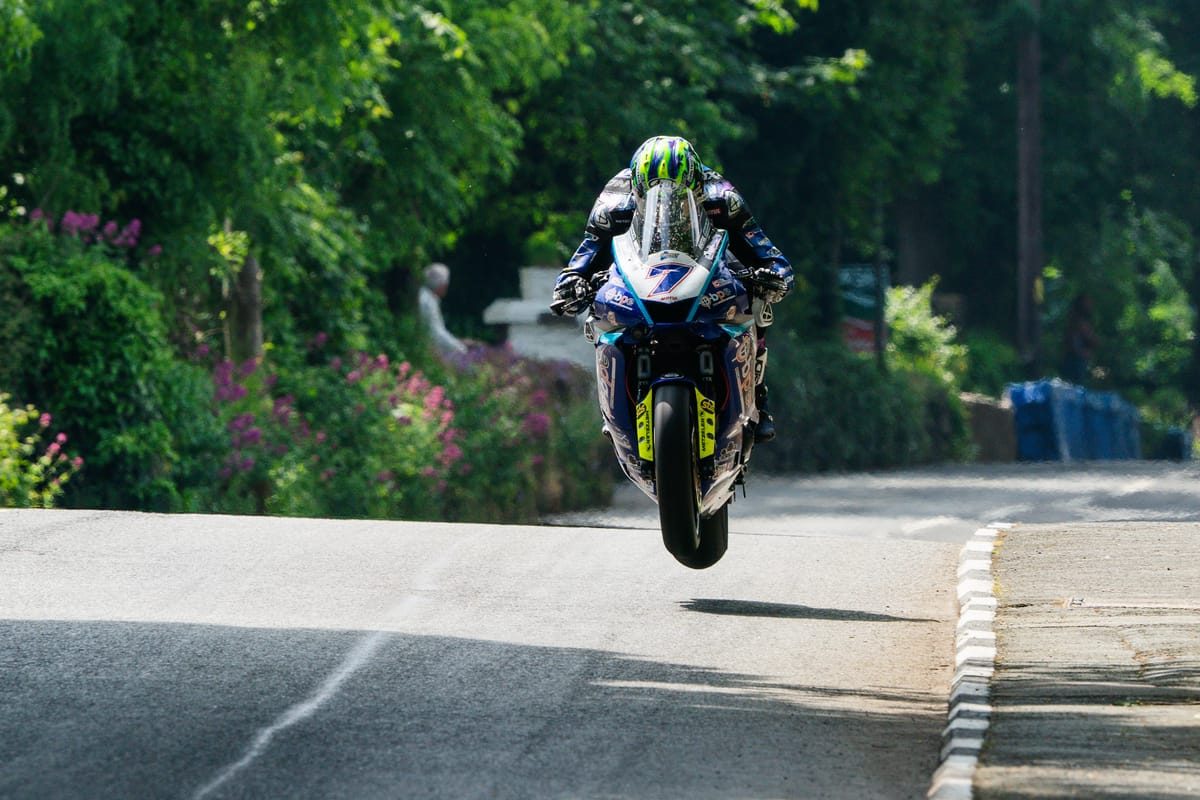 Mastering the Art: Unveiling the Riding Style Differences Between TT and Circuit Racing