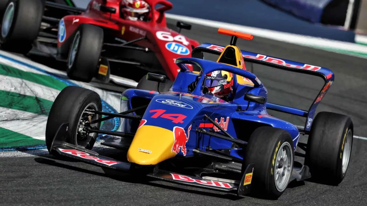 Rising Star Chloe Chambers Secures Pole Position at F1 Academy Event in Canada