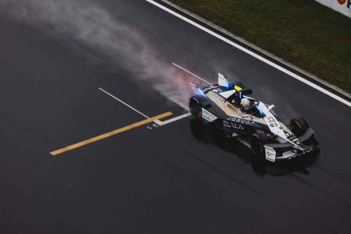 Cassidy ends win drought in wet Shanghai race