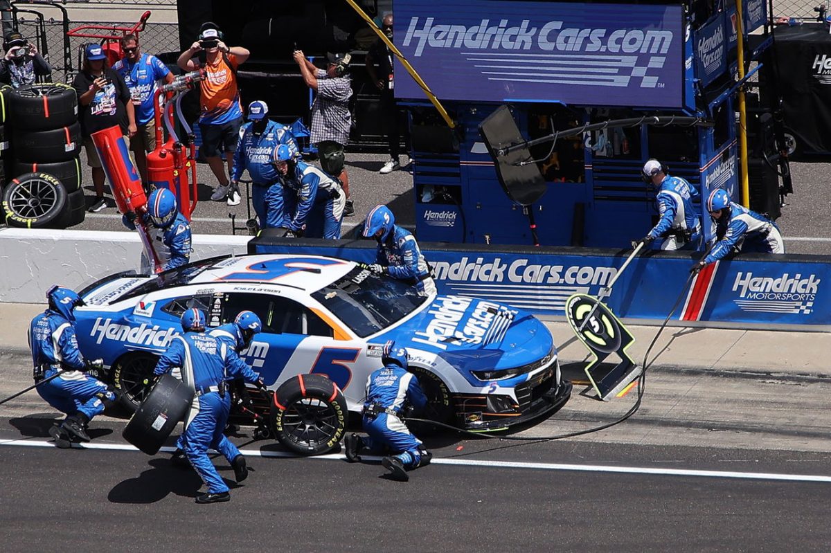 A Thrilling Showdown: Kyle Larson’s Unwavering Drive Against Bubba Wallace for NASCAR Brickyard Victory