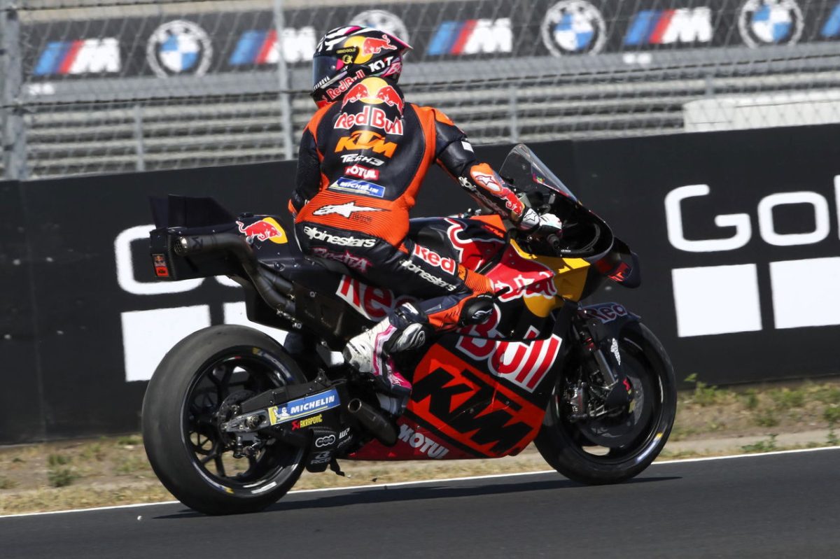 The Thrilling Narrow Escape of Enea Bastianini: Daring Feat as Rider Avoids Collision on the Track