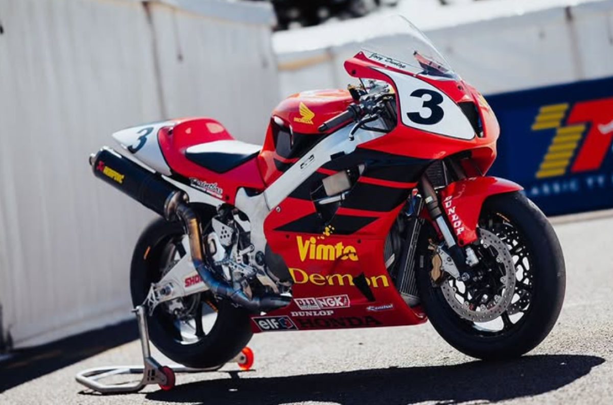 Michael Dunlop unveils Honda tribute to Joey, set for Classic TT