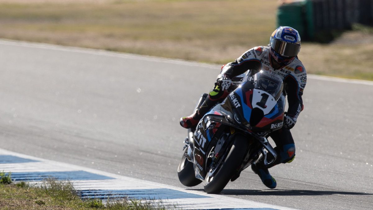 Razgatlioglu Maintains Composure Despite Bulega's Aggressive Challenge in WorldSBK