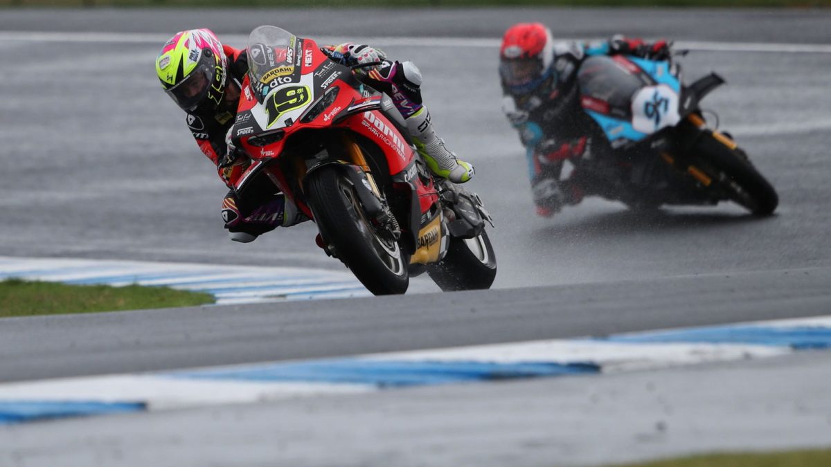 Unpredictable Weather Throws Australian WorldSBK Race 2 into Chaos