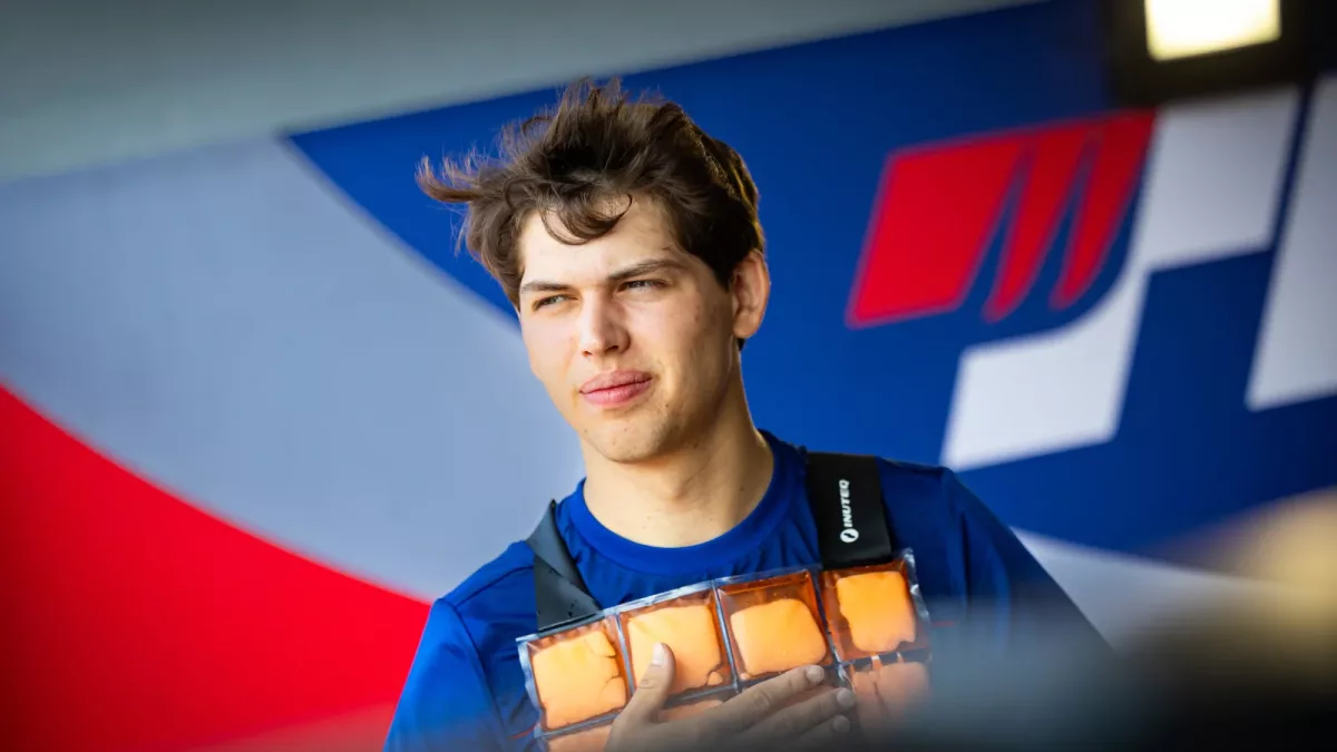Van Hoepen Earns Praise for Sportsmanship in F2 Miami Sprint Race Showdown